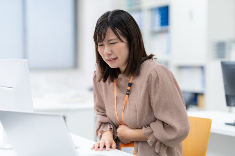 胃もたれやみぞおちの痛みが続く